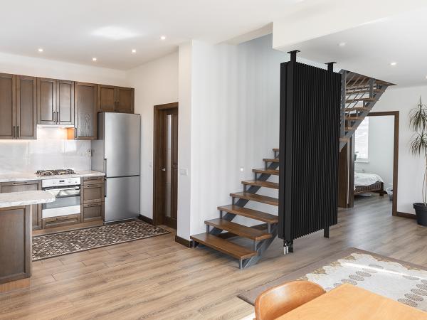 Photo d'ambiance d'un radiateur Zehnder Excelsior en noir posé en dans un salon en installation claustra