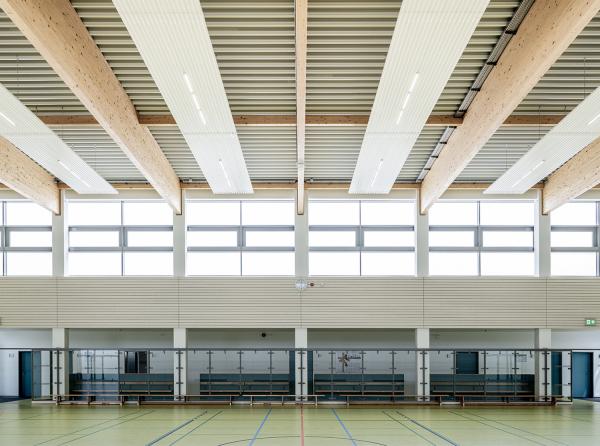 Photos d'ambiance de nos solutions de plafonds chauffants et rafraichissants pour les bureaux